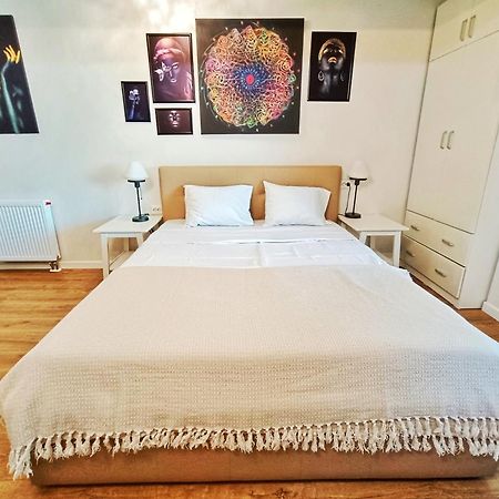 Airport High Class & Parking Apartment Яш Екстериор снимка