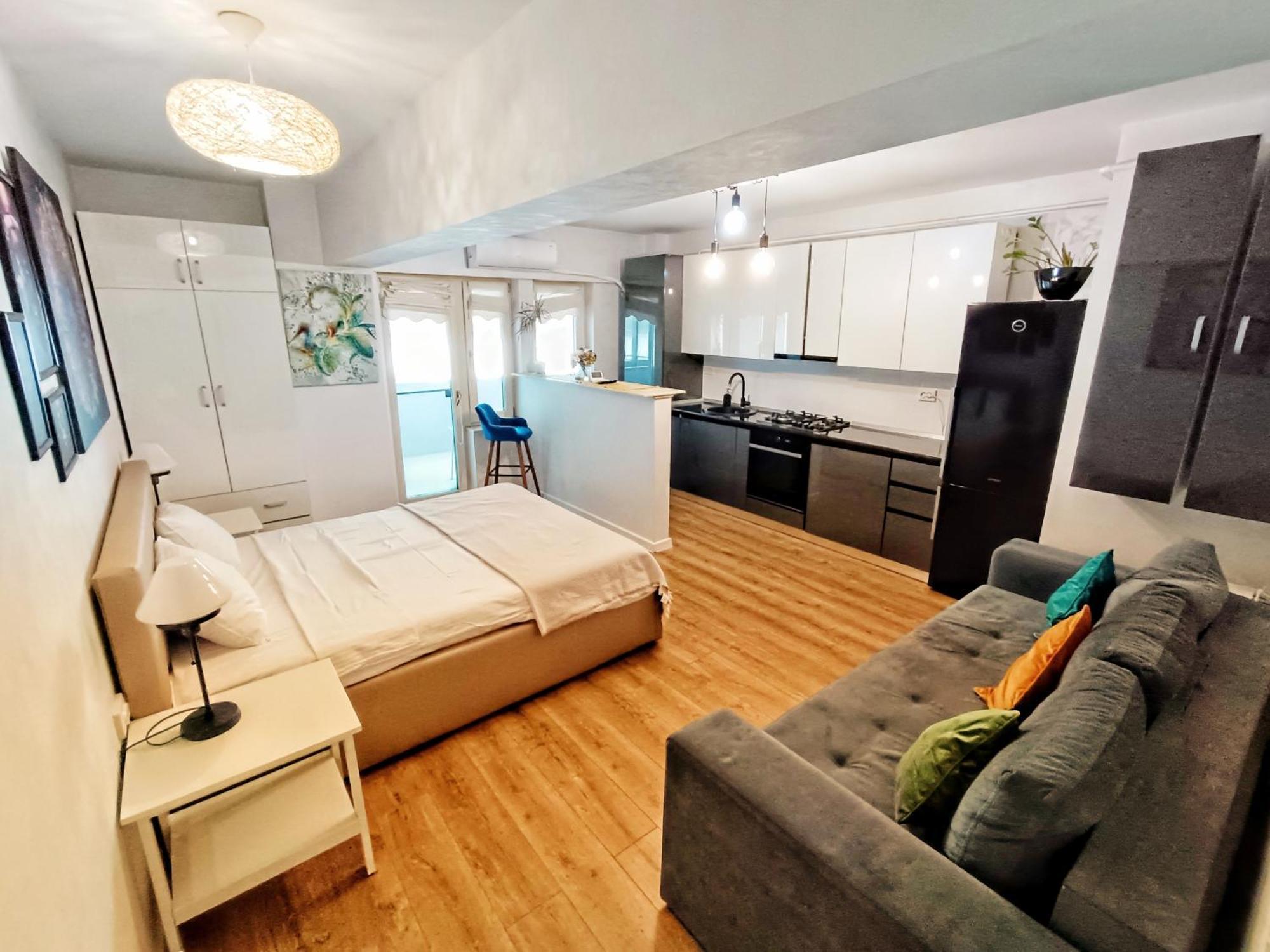 Airport High Class & Parking Apartment Яш Екстериор снимка