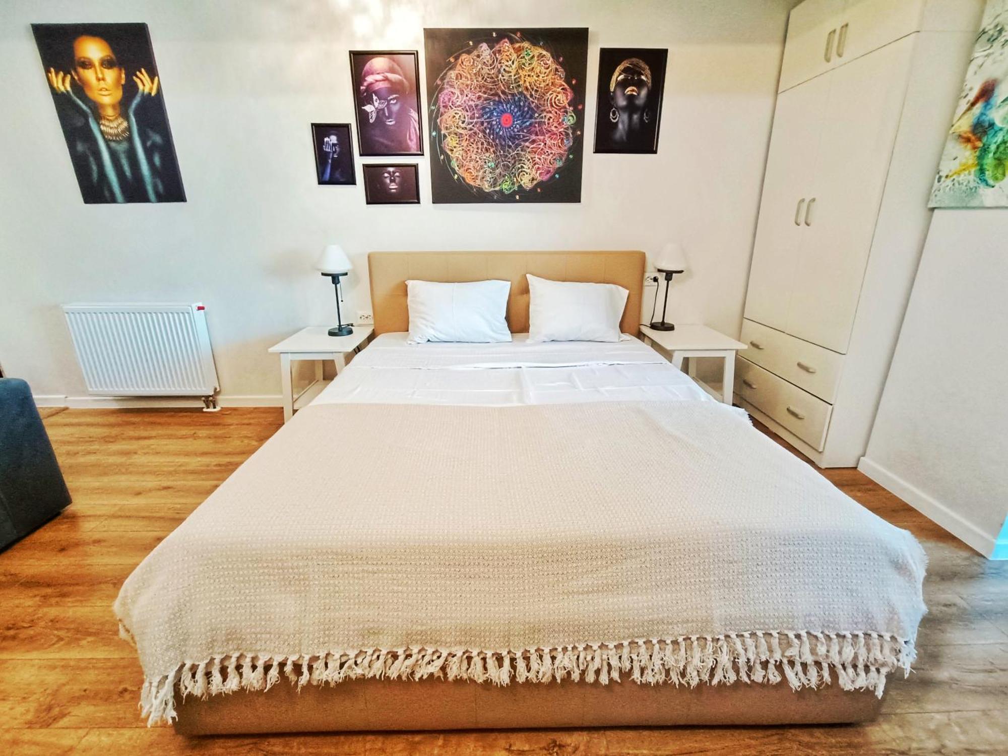 Airport High Class & Parking Apartment Яш Екстериор снимка