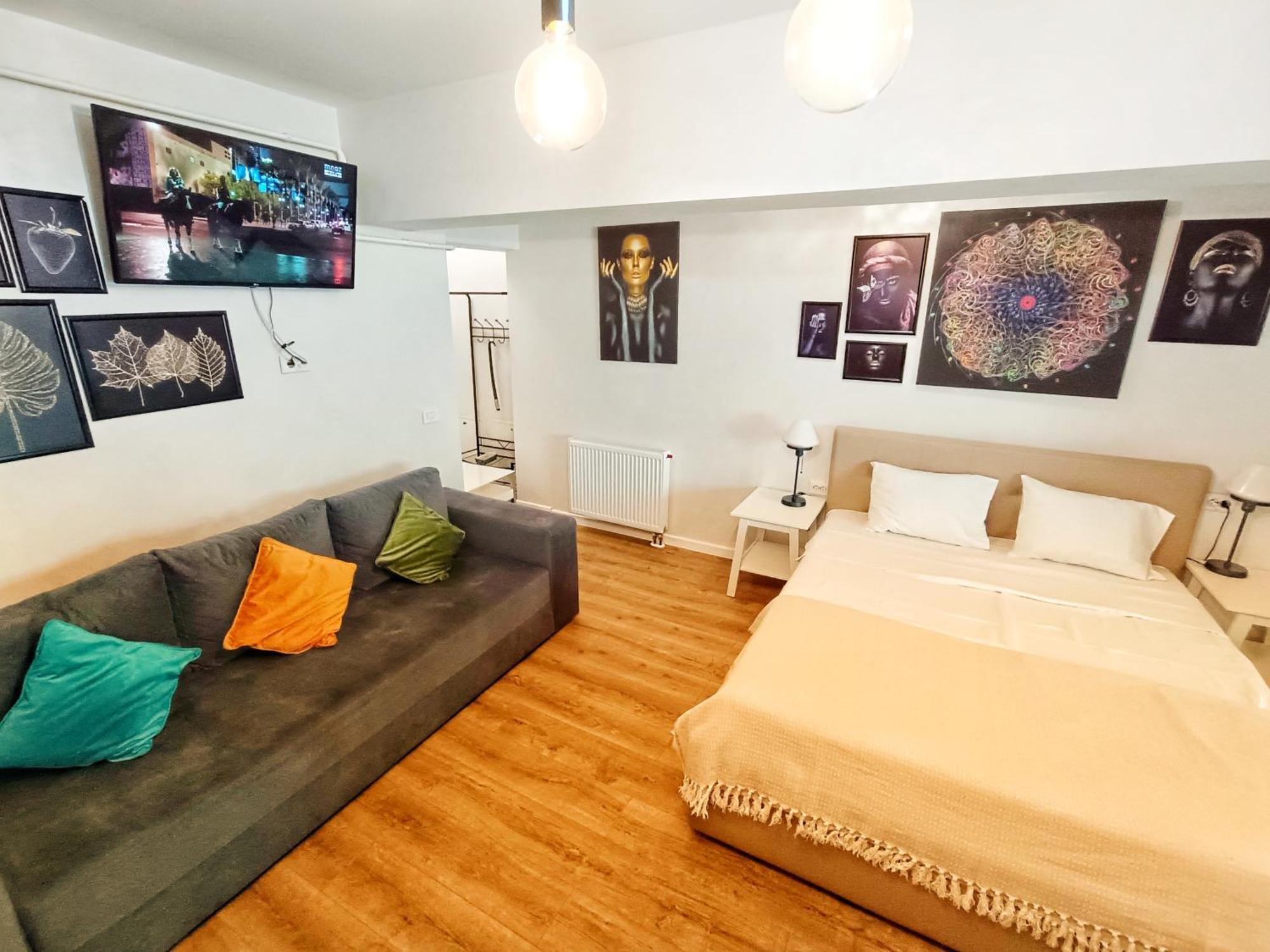 Airport High Class & Parking Apartment Яш Екстериор снимка