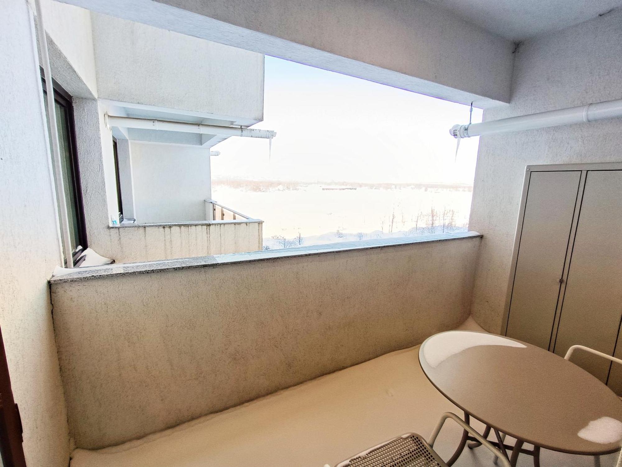 Airport High Class & Parking Apartment Яш Екстериор снимка