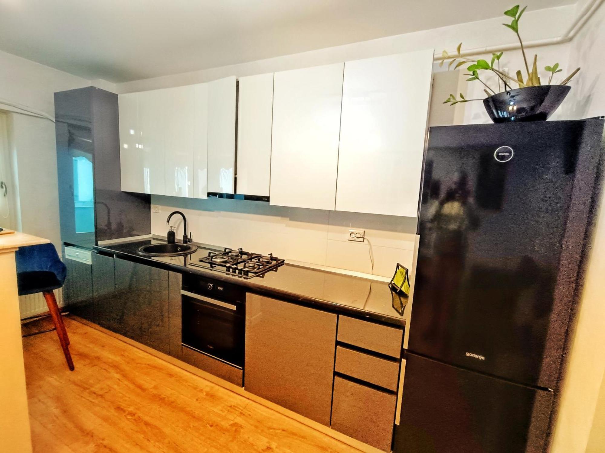 Airport High Class & Parking Apartment Яш Екстериор снимка