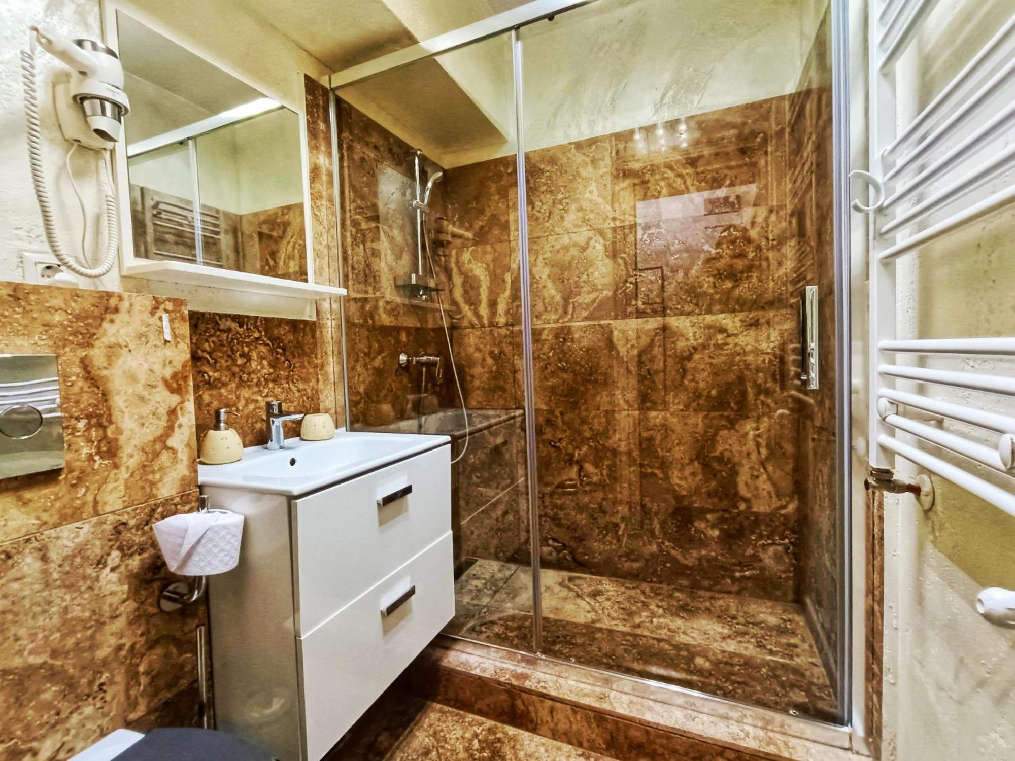 Airport High Class & Parking Apartment Яш Екстериор снимка
